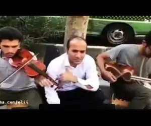 آواز خیابانی؛ ببینید حسن ریوندی آهنگ کیه کیه در میزنه من دلم میلرزه رو چه خفن میخونه
