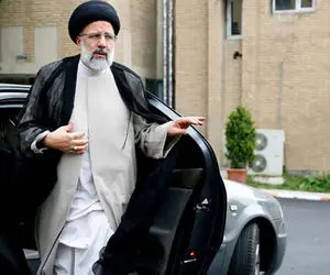 آیت‌الله رئیسی با شعار «دولتی مردمی برای ایرانی قوی» به صحنه انتخابات آمد