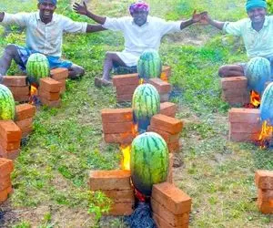 غذای هندوانه ای؛ داخل هندونه رو با مرغ مزه دار شده پر میکنن میذارن رو آتیش کباب شه