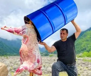 غذای روستایی ؛ کباب کردن متفاوت یه بره طعم دار شده لذیذ با آتیش زیر بشکه