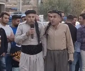 رقص و خوانندگی خواننده کرد در خیابان و جمع شدن مردم دورش