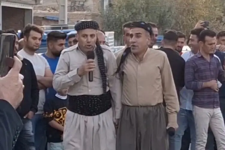 رقص و خوانندگی خواننده کرد در خیابان و جمع شدن مردم دورش