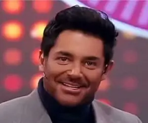 سکانس خندان؛ آقاهه وسط مسابقه لب خونی هلو انجیری میخوره گلزار میگه گاز بزن حداقل