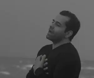 آواز دردمندانه؛ رضا بهرام تک و تنها رفته ساحل با خون میخونه و گریه میکنه