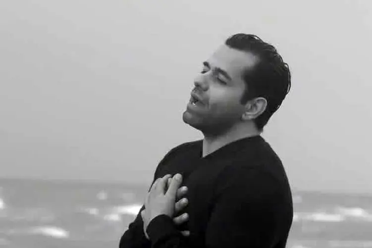 آواز دردمندانه؛ رضا بهرام تک و تنها رفته ساحل با خون میخونه و گریه میکنه