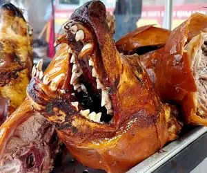 کباب سگ؛ سگو زنده رو بریونی کردن کله‌ پاچه‌شو جدا و گوشتش هم با مار سرو میکنن