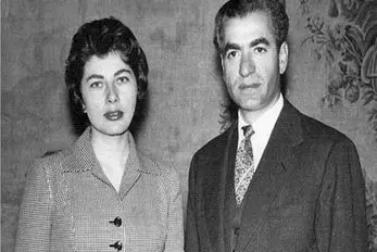 سفر به ایام قدیم سال 1331؛ سگ بازی ثریا و محمدرضا پهلوی در تفرجگاه خانوادگی