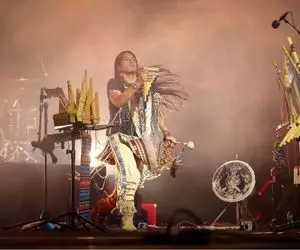 مطربی عالی ؛ پسر خوشید تو کنسرت جلوی علی دایی جوری می نوازد که روح به پرواز درمیاد