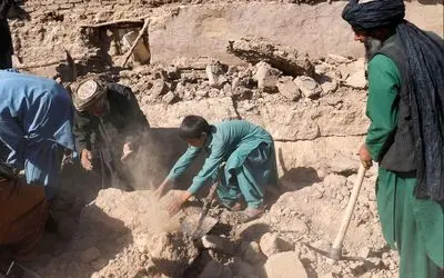 قابی دلخراش از انبوه جنازه‌ ها پس از زلزله در افغانستان 