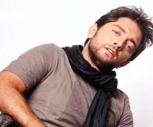 آواز احساسی؛ بهرام رادان با موهای پریشون تو ترکیه چه با بغض آهنگ خداحافظ روخوند