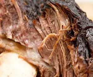 خلاقانه‌های آشپزی؛ اگه گوشت گاو رو گلی کنی یجوری میپزه نیاز به جویدن نداره