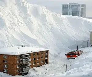 معماری طبیعت؛ ماشین آتشنشانی و راننده اش دفن شدن