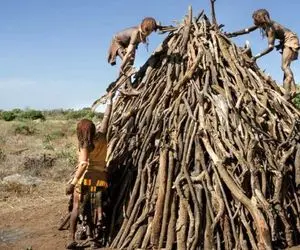 معماری خلاقانه؛ با دسته بیل تو بیابون خونه ساخت از گرما نسوزه کومودو نخورتش