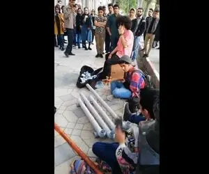 آواز خیابانی؛ ببینید این بند با دمپایی و لوله چه آهنگی میزنن فقط اون مو فرفریه!