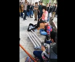 آواز خیابانی؛ ببینید این بند با دمپایی و لوله چه آهنگی میزنن فقط اون مو فرفریه!