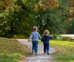 دعوای با حال خواهر و برادر مو فرفری در خانه! | ویدیو