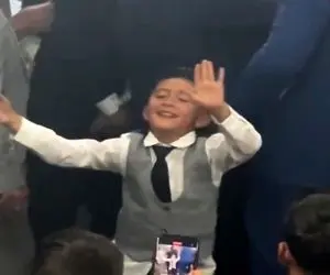 آواز شادونه؛ داداش کوچولوی عروس غوغا به پا کرده با رقصش انقد خوبه خواننده فیلم کرفت