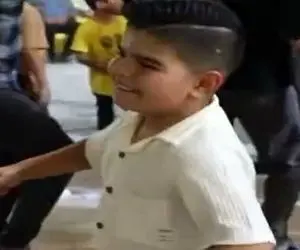 آواز شاد؛ این پسر تپلی با موهای ژل زده ببینید جوگیر شده پریده وسط طوفان کرده با رقصش