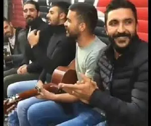 آواز خیابانی؛ اجرای دلنشین آهنگ کردی کابوکی لی لی لی لی لی توسط این پسر خوش صدا