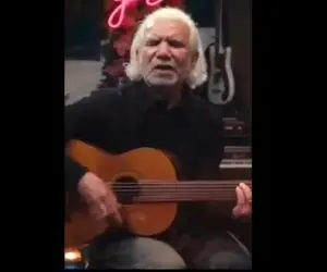 آواز خیابانی؛ ببینید این ریش سفید چه دل انگیز آهنگ دنیا ای دنیا مو دلم خینه رو میخونه