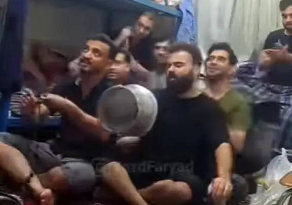 آواز شاد؛ وقتی پسرا از جو خوابگاشون رونمایی میکنن نشستن مینی بوس کمک راننده رو نگاه