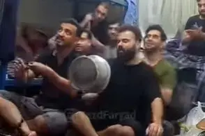 آواز شاد؛ وقتی پسرا از جو خوابگاشون رونمایی میکنن نشستن مینی بوس کمک راننده رو نگاه