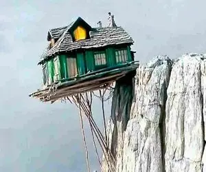 معماری خلاقانه؛ رو قله کوه با تیر و تخته خونه نیم بند ساخته به عنوان هتل اجاره میده