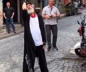 آواز شاد؛ پیرمرد پرحاشیه یه تیپ تینیجری زده با اهنگ ترکی چه ادایی میاد