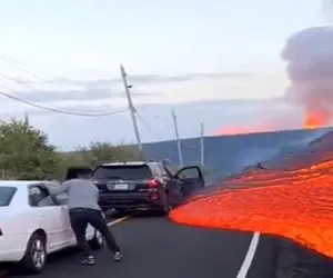 معماری طبیعت؛ مواد مذاب از کوه سرازیر شدن وسط جاده راننده ها ماشینا رو ول کردن دِ بدو