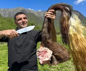 غذای گاوی؛ دم غول گاو رو با مواد مرینیت میکنن با سبزیجات میذارن روی ذغال کبابی شه