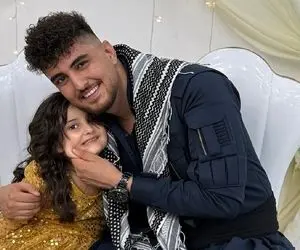 آواز احساسی؛ دختر بچه با لباس عروس جلو برادرش که آهنگ لیلم لی رو میخونه