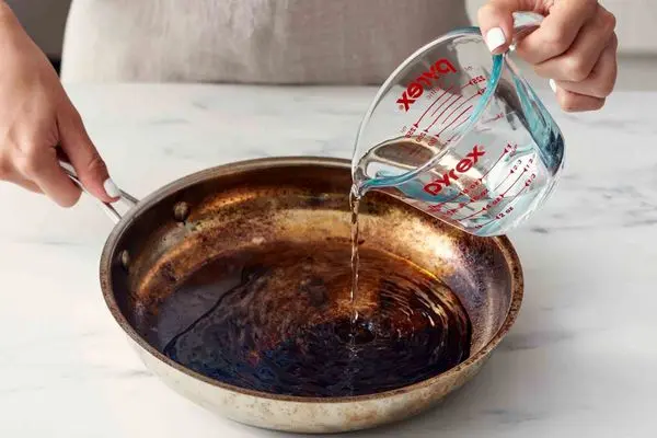 ترفندهای خانگی؛ قابلمه جزغاله شده رو چطور تمیز کنیم؟