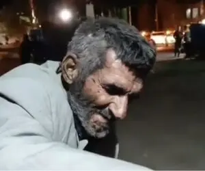 آواز جیگرسوز؛ پیرمرد دل سوخته جوری با آه کنار خیابون آهنگ کردی میخونه که آتیشت میزنه
