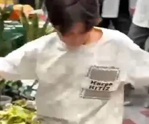 آواز شاد؛ رقص هنرمندانه و ادایی این پسربچه تو خیابون کلی کشته مرده داده از بس نمکه