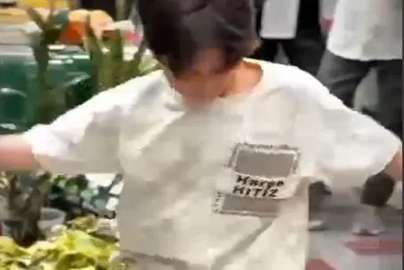 آواز شاد؛ رقص هنرمندانه و ادایی این پسربچه تو خیابون کلی کشته مرده داده از بس نمکه