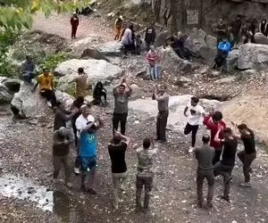 آواز محلی؛ پایکوبی کرمانجی عالی اینه ها خونوادگی اومدن وسط همه دارن نگاشون میکنن