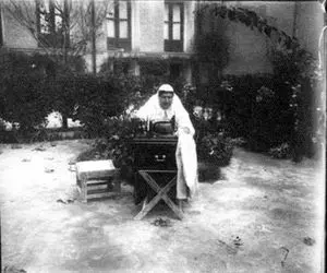 (عکس) تصویری نایاب از دختر ناصرالدین شاه در حال خیاطی