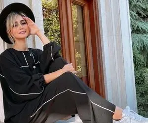 عکس همسر "شاهرخ استخری" با چفیه در آتلیه! / عکس