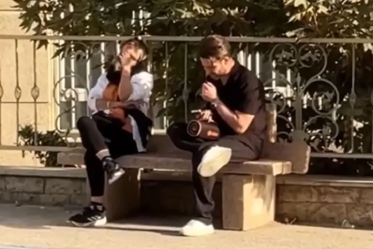 آواز احساسی؛ خانومه تو حال خودش بود که پسره رفت براش آواز سوزناک خوند بغضش ترکید