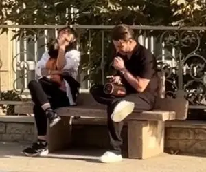 آواز احساسی؛ خانومه تو حال خودش بود که پسره رفت براش آواز سوزناک خوند بغضش ترکید